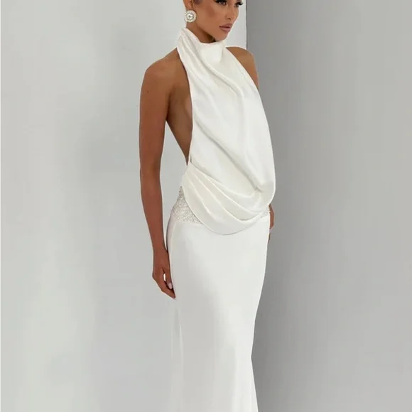 Elegant White Backless Gown - Picture 2 of 7